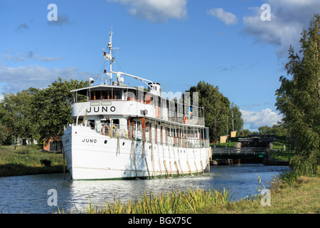 Die alte Fahrgastschiff M/S Juno, IMO 8634132, vorbei an Göta-Kanal, Schweden. Stockfoto