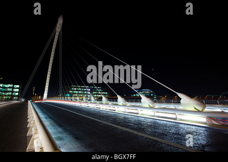 Samuel Beckett Bridge über den Liffey-Fluss in der Nacht, in Dublin, Irland. Stockfoto