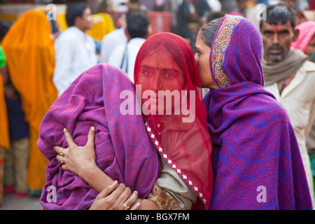 Hindu-Mutter und Kind auf dem Kamel-Festival in Indien Pushkar Stockfoto