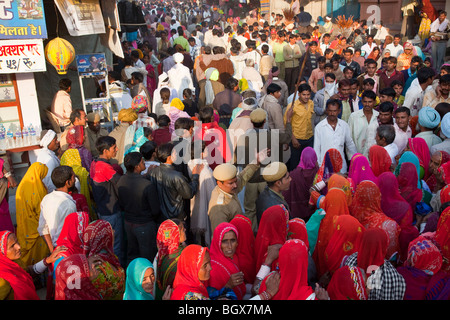 Scharen von Pilgern während das Kamel Mela in Indien Pushkar Stockfoto