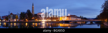 Panoramablick auf Burg Trausnitz (Trausnitz Castle) und Bell Turm der Martinskirche (St.-Martins Kirche) von der Isar Stockfoto