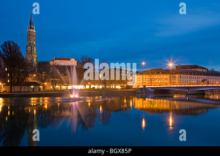 Blick auf Burg Trausnitz (Trausnitz Castle) und Bell Turm der Martinskirche (St.-Martins Kirche) von der Isar mit einem fo Stockfoto