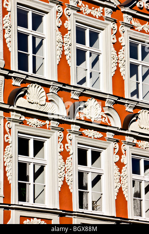 Rote und weiße Fassade eines Gebäudes in der Altstadt in der Stadt Landshut, Bayern, Deutschland, Europa. Stockfoto