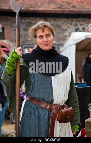 Frau, gekleidet in mittelalterliche Kleidung während der Mittelaltermarkt auf dem Gelände der Burg Ronneburg (Burgmuseum), Ronneburg Ca Garde Stockfoto