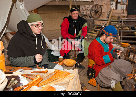 Menschen in mittelalterlichen Kleidung während der Mittelaltermarkt auf dem Gelände der Burg Ronneburg (Burgmuseum), Burg Ronneburg, Stockfoto