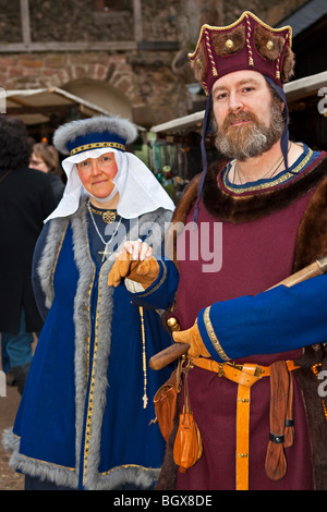 Mann und Frau, gekleidet in mittelalterliche Kleidung während der Mittelaltermarkt auf dem Gelände der Burg Ronneburg (Burgmuseum), Ronneburg Stockfoto