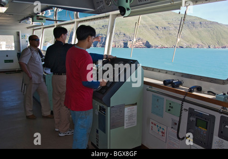 Kapitän und Crew im Steuerhaus Schiff vom Hafen. Stockfoto