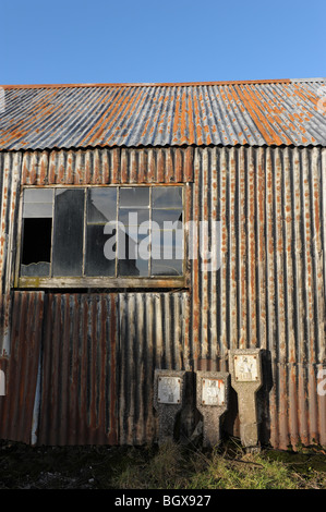 Rostige Wellblech Schuppen und Hydranten Schilder Stockfoto