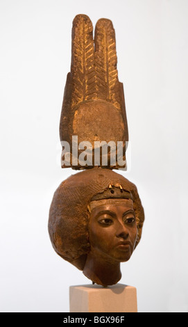 Porträt Kopf der Königin Teye mit gefiederten Headress auf Anzeige im Museum in Berlin-Deutschland Stockfoto