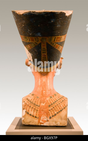 Die Rückansicht der Büste der Königin Nefertiti aus Amarna auch bekannt als Akhetaten nun auf dem Display in der Museum Berlin Stockfoto