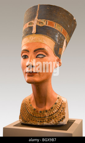 Die Büste der Königin Nefertiti aus Amarna auch bekannt als Akhetaten nun auf dem Display in der Museum Berlin Stockfoto