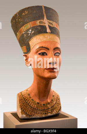 Die Büste der Königin Nefertiti aus Amarna auch bekannt als Akhetaten nun auf dem Display in der Museum Berlin Stockfoto