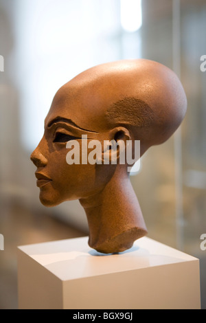 Porträt Kopf einer Amarna-Prinzessin in Sandstein Quarzit auf dem Display in der Museum Berlin Stockfoto