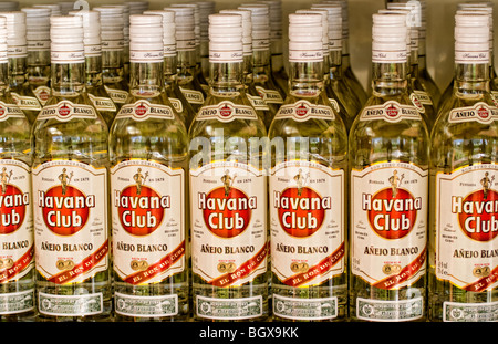 Schließen Sie oben von Flaschen des berühmten Havana Club Rum ist abstrakt in Cienfuegos Kuba speichern Stockfoto
