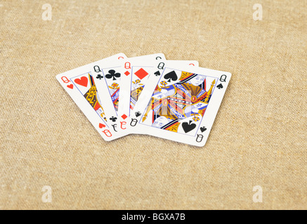 Spielkarten - Königinnen in verschiedenen Farben auf einer Leinwand Stockfoto