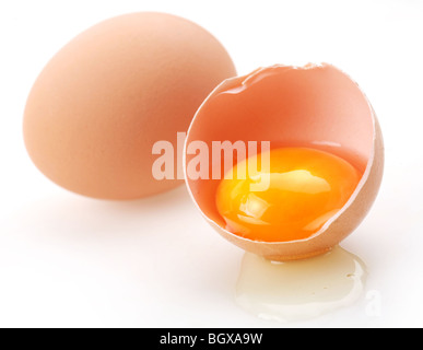 Mit braunen Eiern auf einem weißen Hintergrund. Ein Ei ist gebrochen. Stockfoto