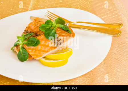 Gegrilltes Lachsfilet mit Feldsalat und Zitrone Stockfoto