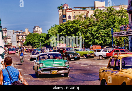 Alte amerikanische Oldtimer in Havanna Zentralkuba in der Nähe von Capitol zeigt alte 50er Jahre autos Tage Stockfoto