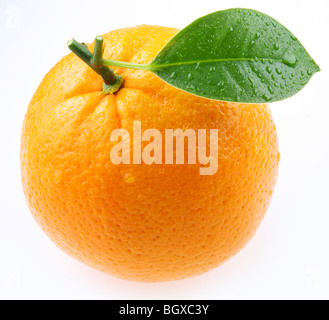 Reife Orange mit Blättern auf weißem Hintergrund Stockfoto