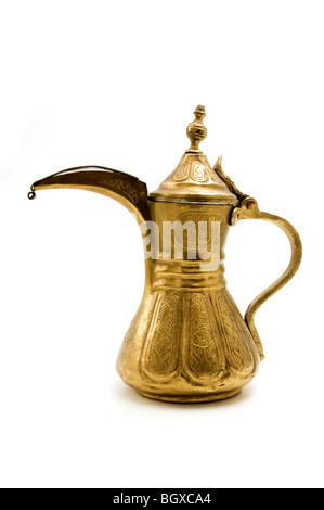 Antike arabische Teekanne auf weißem Hintergrund Stockfoto