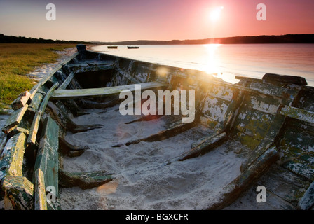 Eine verlassene Fischerboot liegt auf dem Strand an der Küste von Beline, Mosambik Stockfoto