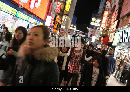 Straßenszenen in Jugendliche modische Bezirk von Shibuya, Tokyo, Japan, auf Freitag, 24. Februar 2006. Stockfoto