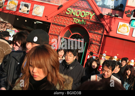 Straßenszenen in Jugendliche trendigen Viertel der Harajuku, Japan Stockfoto