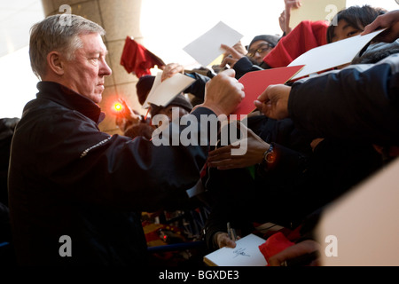 Manchester United-Trainer Sir Alex Ferguson gibt Autogramme für die japanische Manchester United Fans. Stockfoto