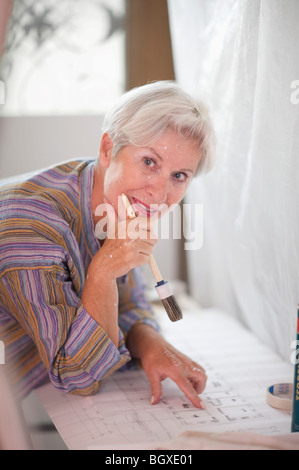 Reife Frau tun DIY Stockfoto