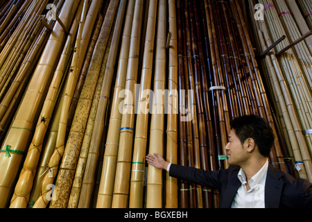 Junji Kagata, Takehei Bambus, im Lager, wo das Unternehmen seine Sammlung von Bambus, Kyoto, Japan speichert. Stockfoto