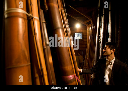 Junji Kagata, Takehei Bambus, im Lager, wo das Unternehmen seine Sammlung von Bambus, Kyoto, Japan speichert. Stockfoto