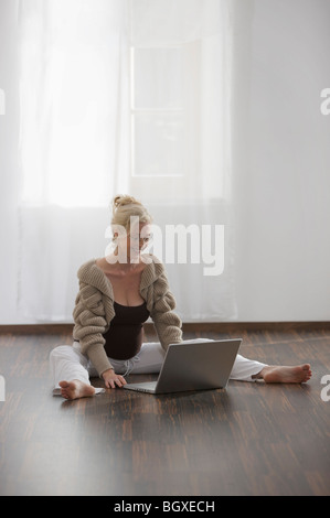 Schwangere Frau entspannend Stockfoto