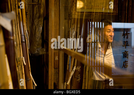 Junji Kagata, Takehei Bambus, im Lager, wo das Unternehmen seine Sammlung von Bambus, Kyoto, Japan speichert. Stockfoto