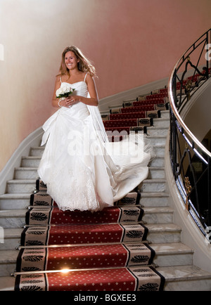 Braut hinunter Treppe Stockfoto