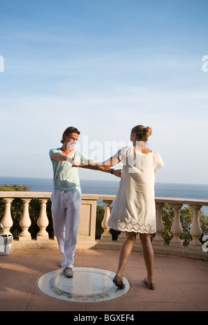 liebevolle Paartanz auf Balkon Stockfoto
