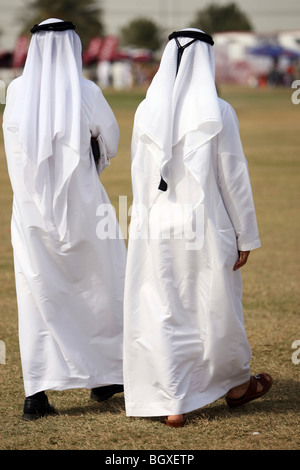 Zwei Araber in traditioneller Kleidung, Dubai, Vereinigte Arabische Emirate Stockfoto