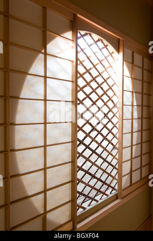 Das Bambus-Fenster in der Eingangshalle des Hauses Kuroda Shogen, 13. Generation Hersteller von Tee-Zeremonie Utensilien, Kyoto. Stockfoto