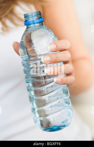 Junge Frau mit Flasche Wasser Stockfoto