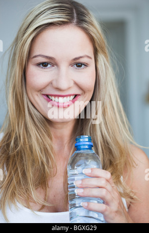 Junge Frau mit Flasche Wasser Stockfoto