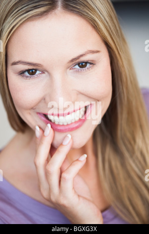 Junge Frau zeigt ihre Zähne Stockfoto