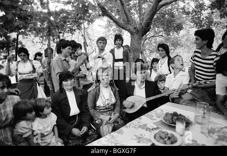 HOCHZEITSFEIERN, JUBANI, IN DER NÄHE VON SHKODRA, ALBANIEN, SEP' 91 Stockfoto