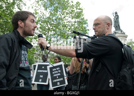 Paris, Frankreich - Gay-Rights-Aktivisten von 'Act Up paris' protestieren gegen Homophobie, Militante werden interviewt TV (Francois Berdougo) Social-Media-Interview IDAHOT-Proteste, reden über Politik, Demonstration Stockfoto