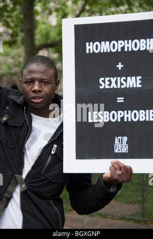 Paris, Frankreich - LGBT-Menschenrechtsaktivisten von Act Up-Paris protestieren gegen Homophobie, schwarzen Jugendaktivismus [Teenager] mit französischem Protestplakat, Slogan, IDAHOT, Protestzeichen Homosexuell Stockfoto
