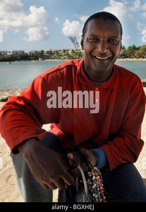 Mann mit Souvenirs am Strand von Mauritius Maritim Hotel Balaclava Stockfoto