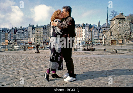 HONFLEUR, FRANKREICH - Normandie, Seniorenpaar küsst am Kai. Rentner Spaß, frankreich Kuss Stockfoto