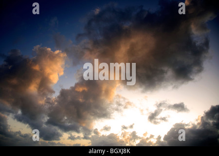 Sonnenuntergang Altocumulus Stratiformis Wolken über Ärmelkanal UK Stockfoto