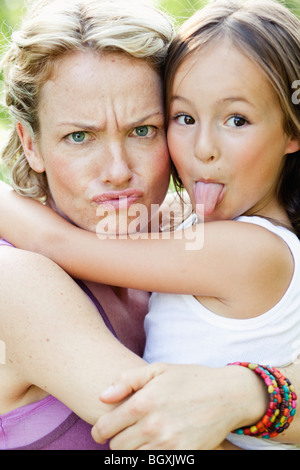 Mutter und Tochter Grimassen Stockfoto