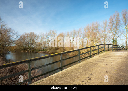 Fußgängerbrücke über die Themse flussabwärts Buscot Schleuse und Wehr, Oxfordshire, Vereinigtes Königreich Stockfoto