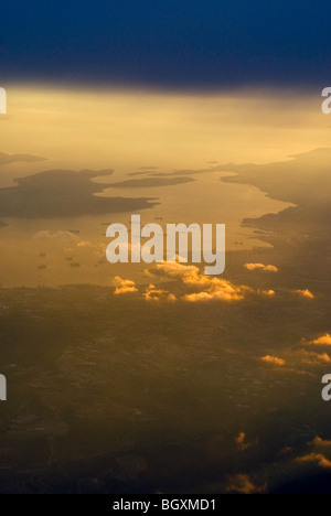 Blick aus dem Flugzeug/Flugzeug Fenster fliegen über den Ansatz nach Athen, Griechenland Stockfoto