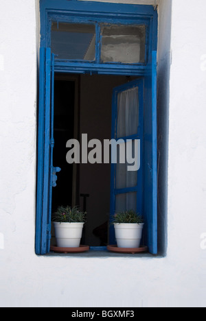 Kretische Fenster in traditionellen griechischen blau lackiert Stockfoto